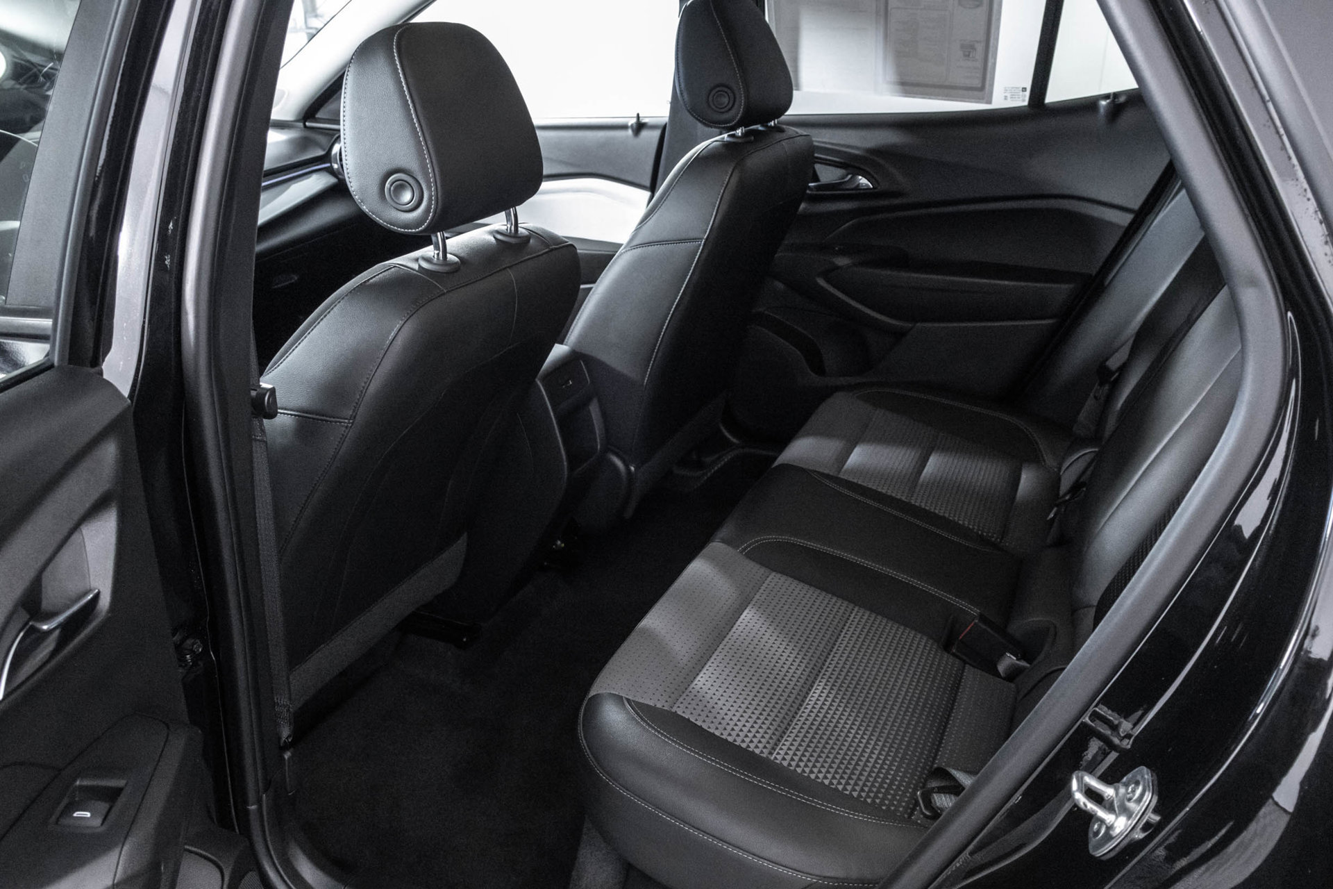 Used 2025 Chevrolet Trax LT FWD image 34