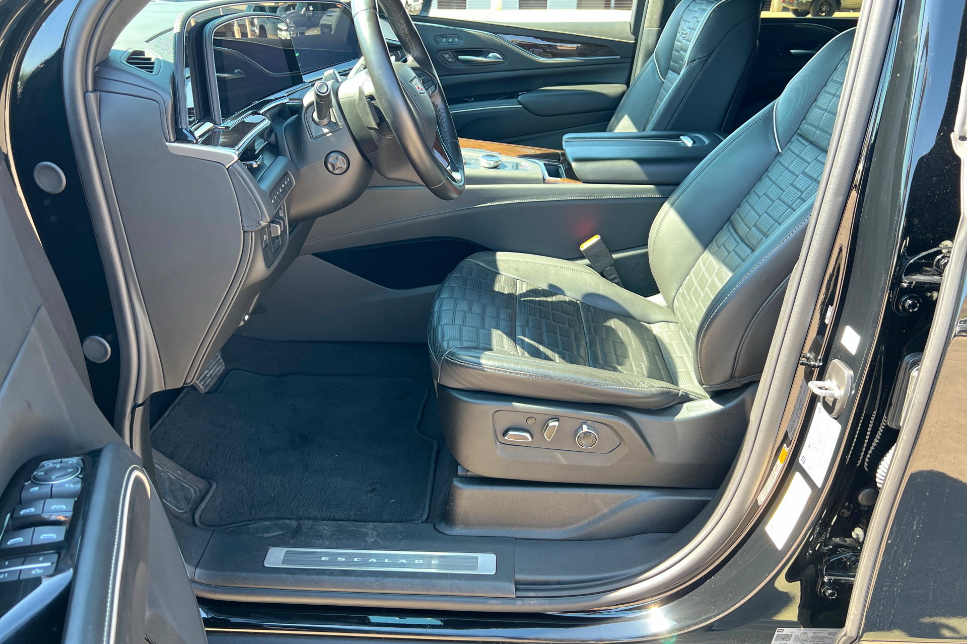 Used 2024 Cadillac Escalade ESV Premium Luxury Platinum AWD/4WD image 18