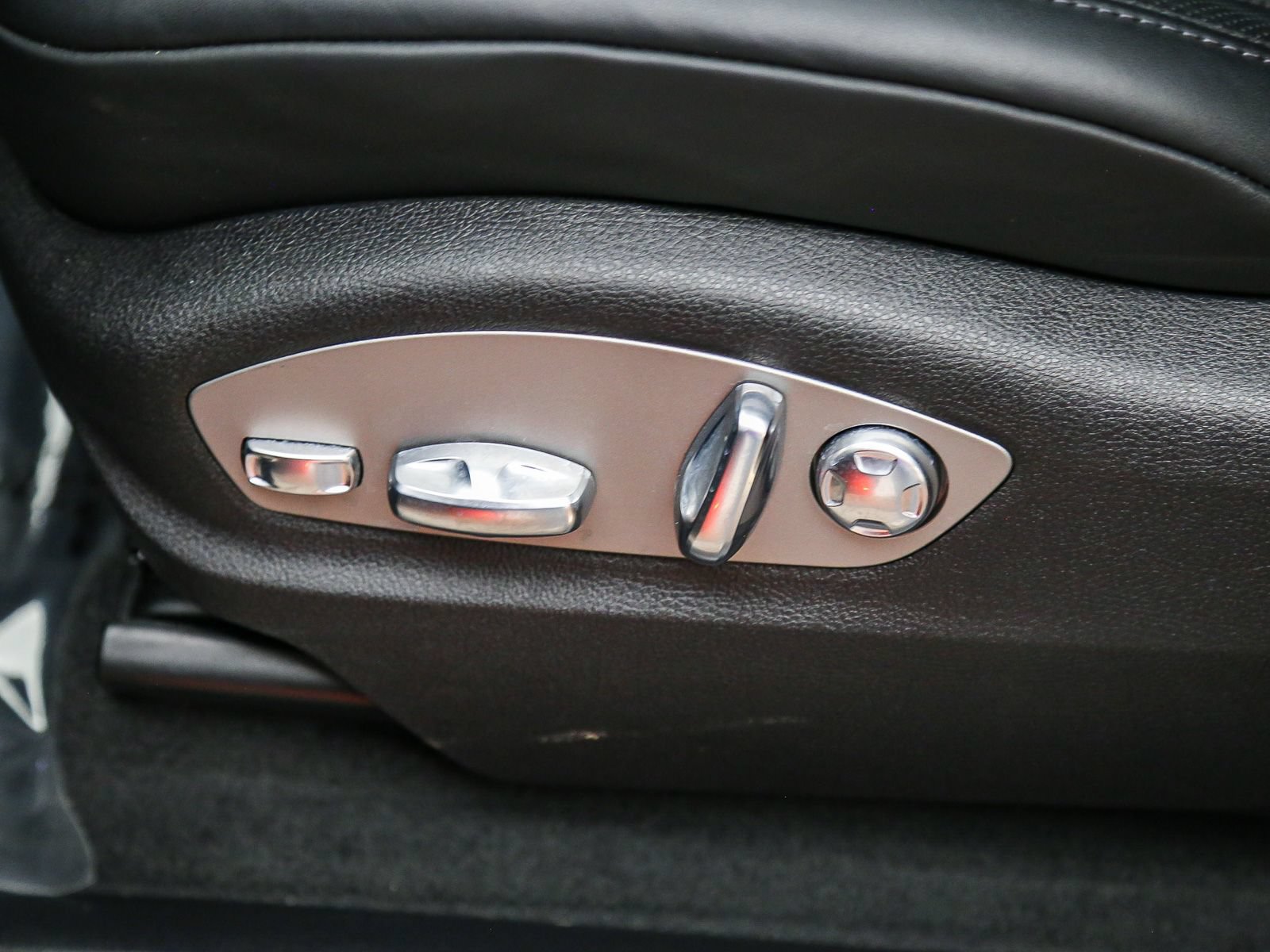 Certified 2026 Porsche Macan AWD/4WD image 26