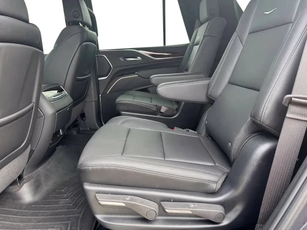 Used 2024 Cadillac Escalade Luxury AWD/4WD image 18