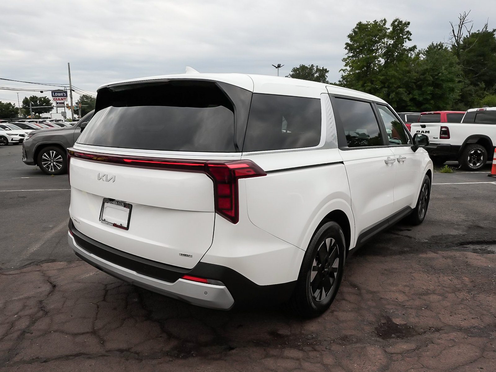 Used 2026 Kia Carnival LXS FWD image 6