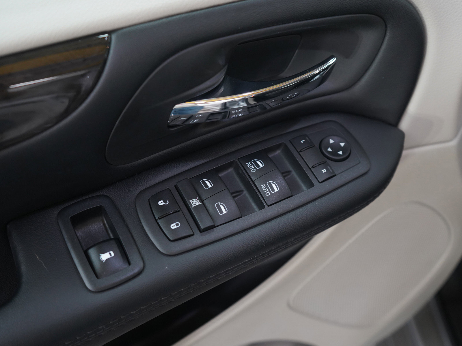 Used 2019 Dodge Grand Caravan SE w/ UConnect Hands-Free Group image 20