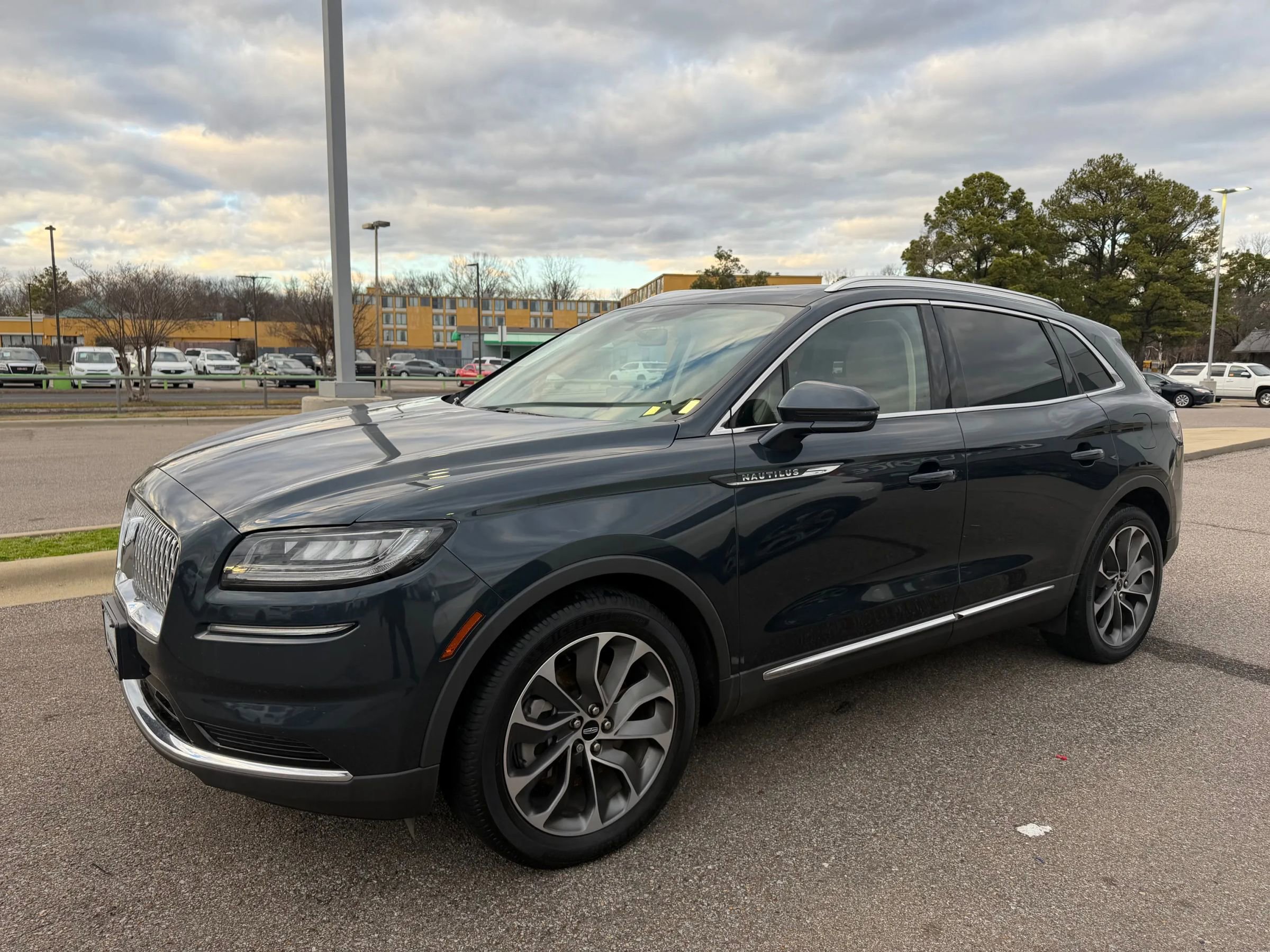 Used 2022 Lincoln Nautilus Reserve w/ Luxury Package image 2