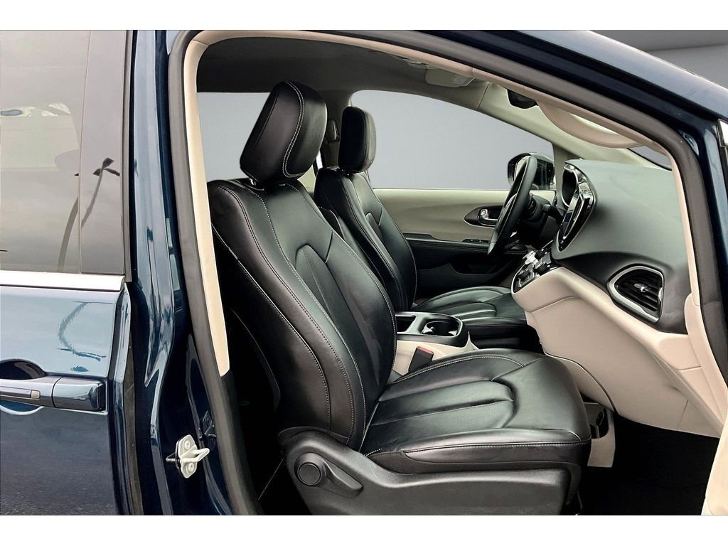Used 2024 Chrysler Pacifica Touring-L image 8