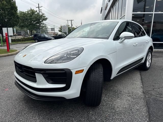 Used 2025 Porsche Macan AWD/4WD image 3