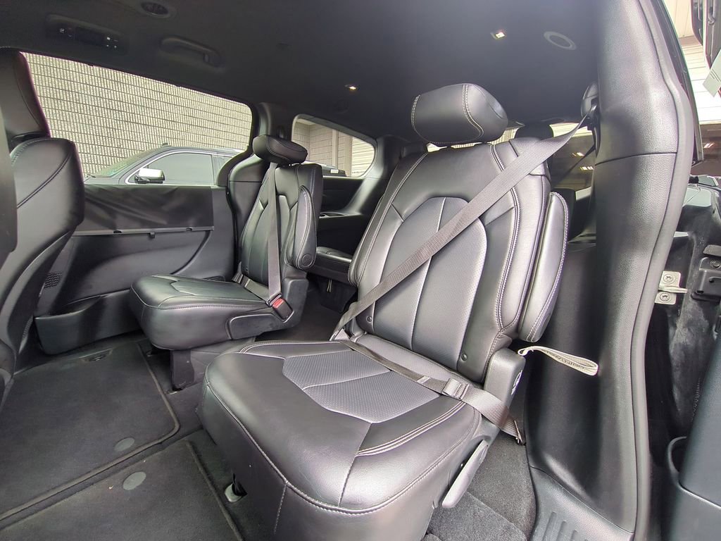 Used 2025 Chrysler Pacifica Select image 27