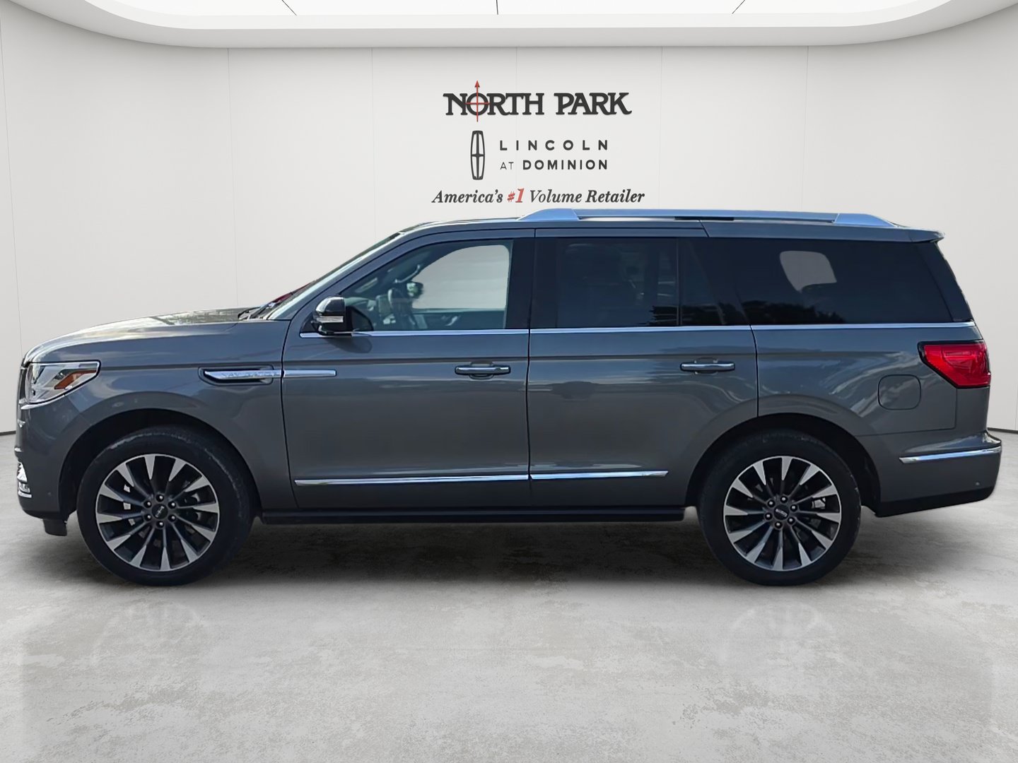 Used 2021 Lincoln Navigator Reserve w/ Luxury Package AWD/4WD image 2
