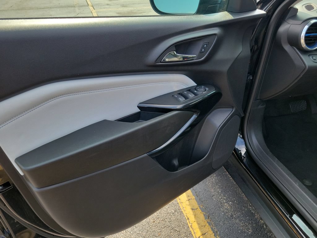 Used 2025 Chevrolet Trax LT FWD image 23