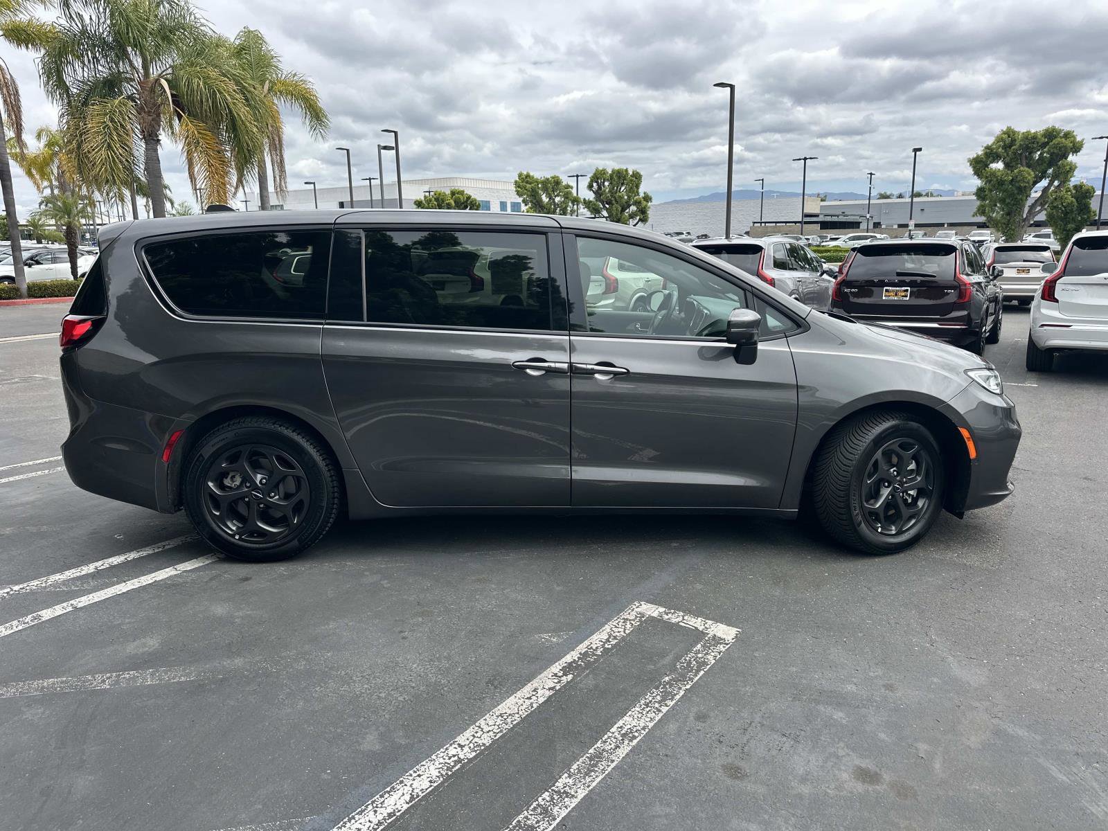 Used 2022 Chrysler Pacifica Touring-L w/ Uconnect Theater Family Group image 4