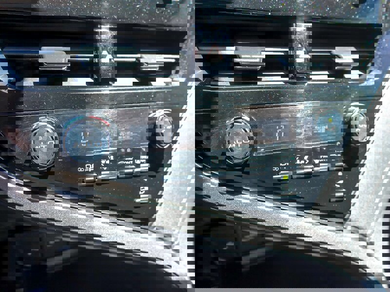 Used 2021 Toyota Camry SE image 16