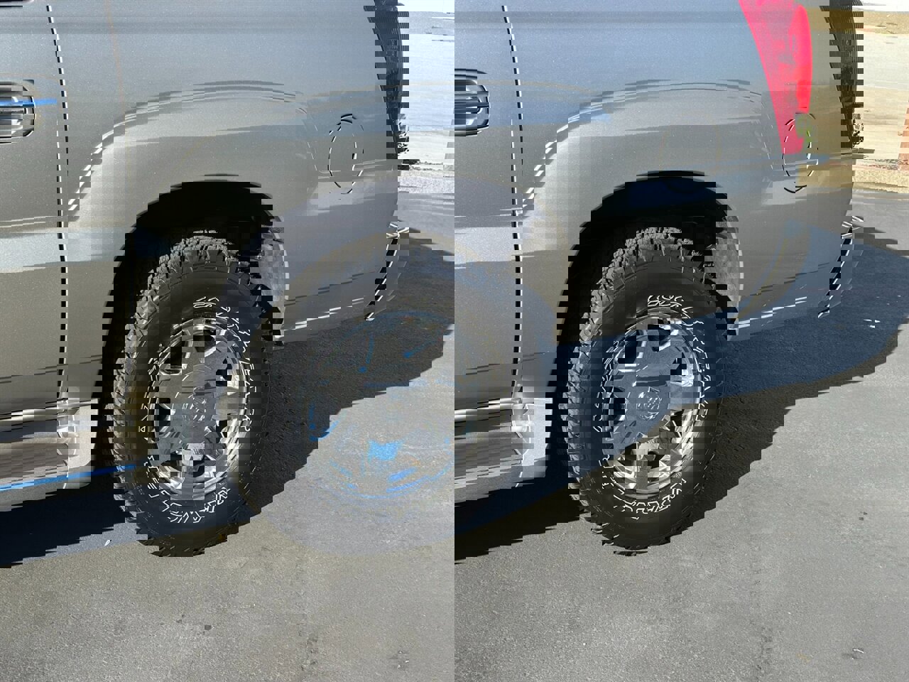 Used 2002 Cadillac Escalade EXT image 12