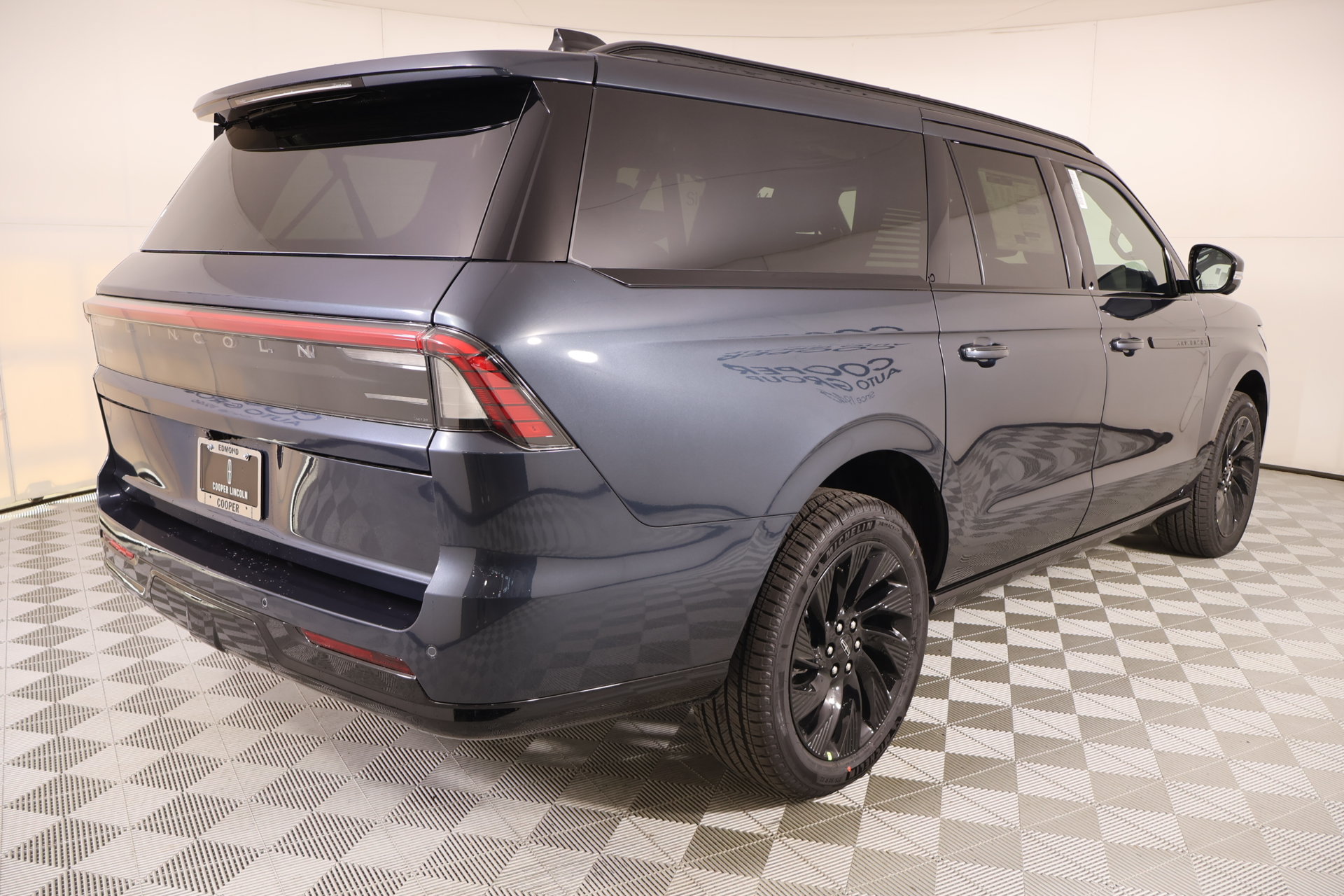 New 2026 Lincoln Navigator L Reserve w/ Jet Appearance Package AWD/4WD image 23