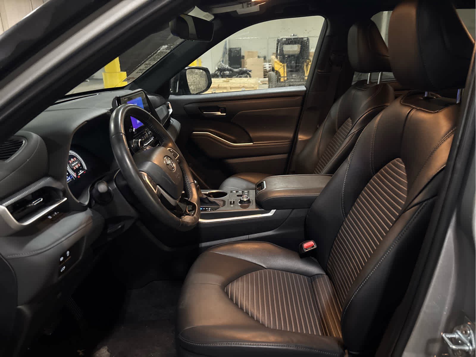 Used 2025 Toyota Highlander XSE image 4