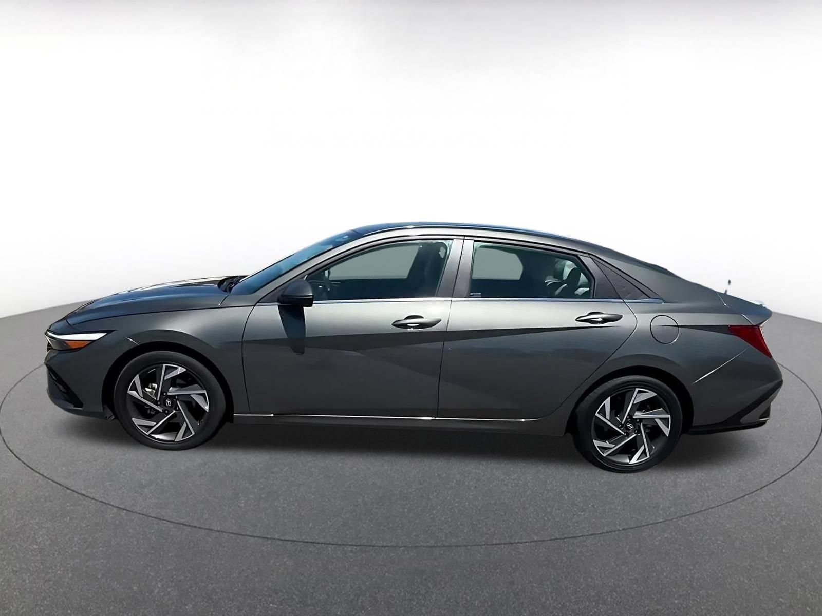 Used 2025 Hyundai Elantra Limited FWD image 8