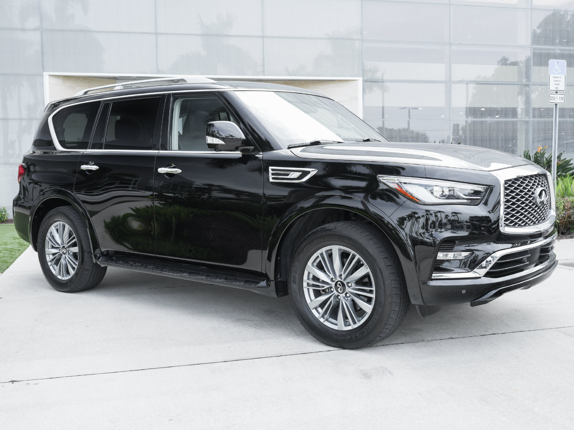Used 2023 INFINITI QX80 Luxe w/ Cargo Package RWD image 4