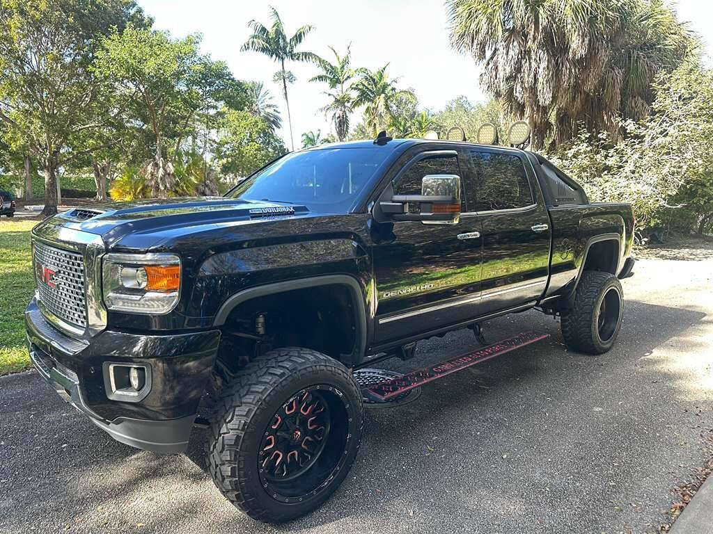 Used 2017 GMC Sierra 2500 Denali w/ Duramax Plus Package AWD/4WD image 3