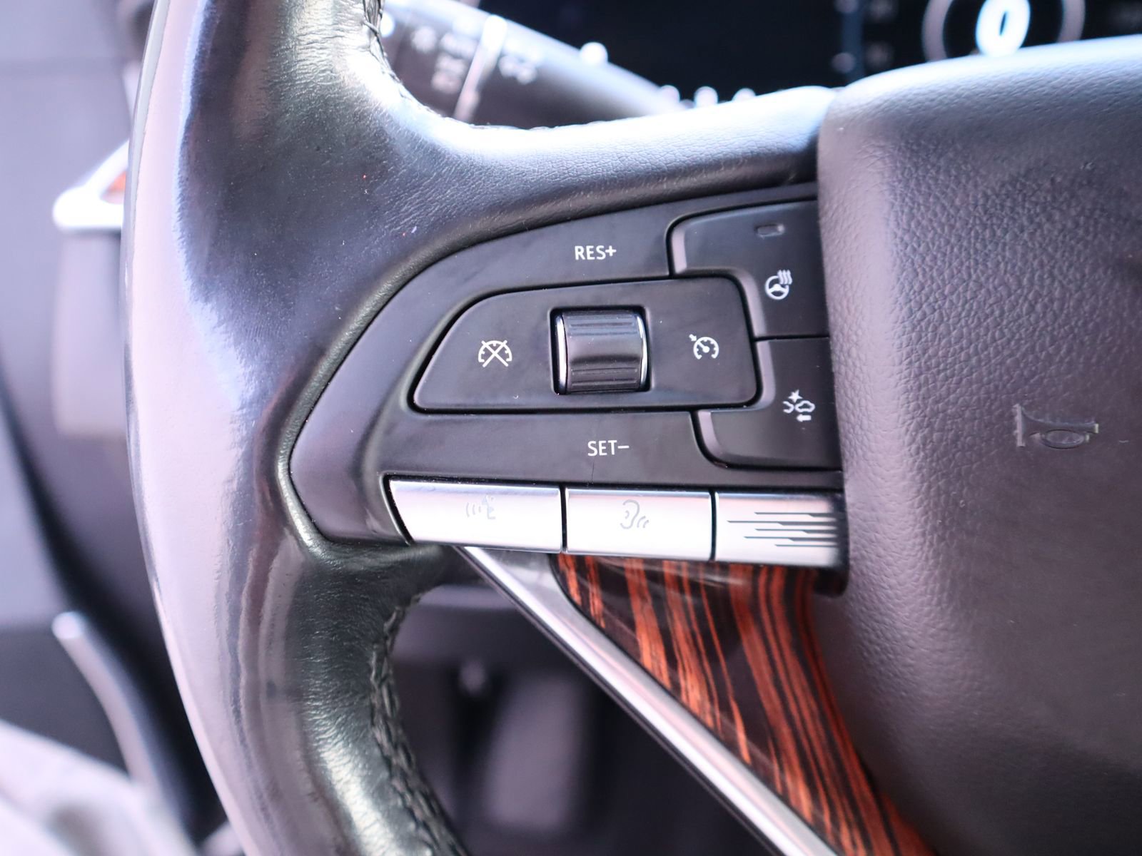 Used 2021 Cadillac Escalade ESV Premium Luxury w/ Driver Assist Tech Package AWD/4WD image 38