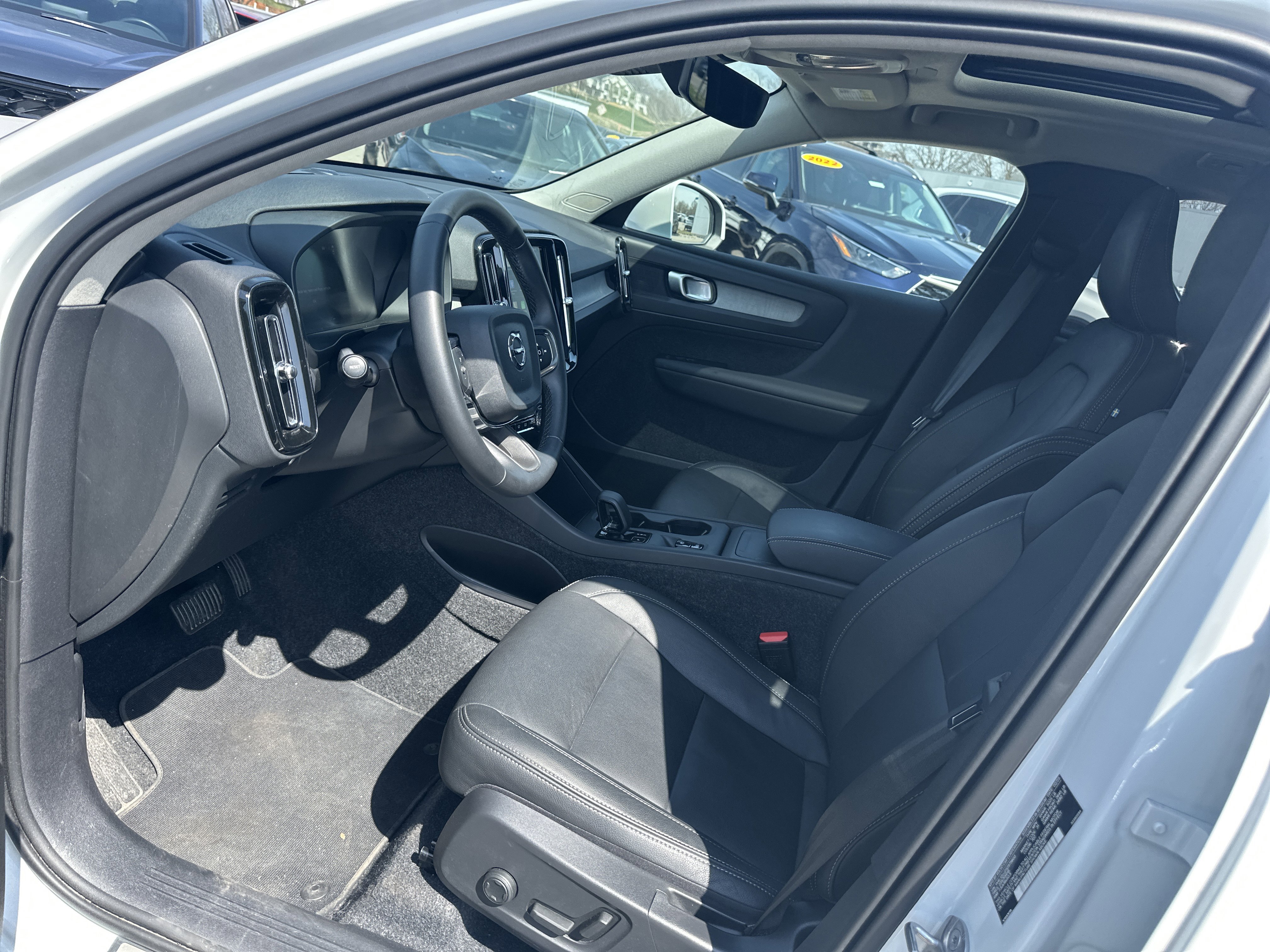 Used 2025 Volvo XC40 B5 Core image 14