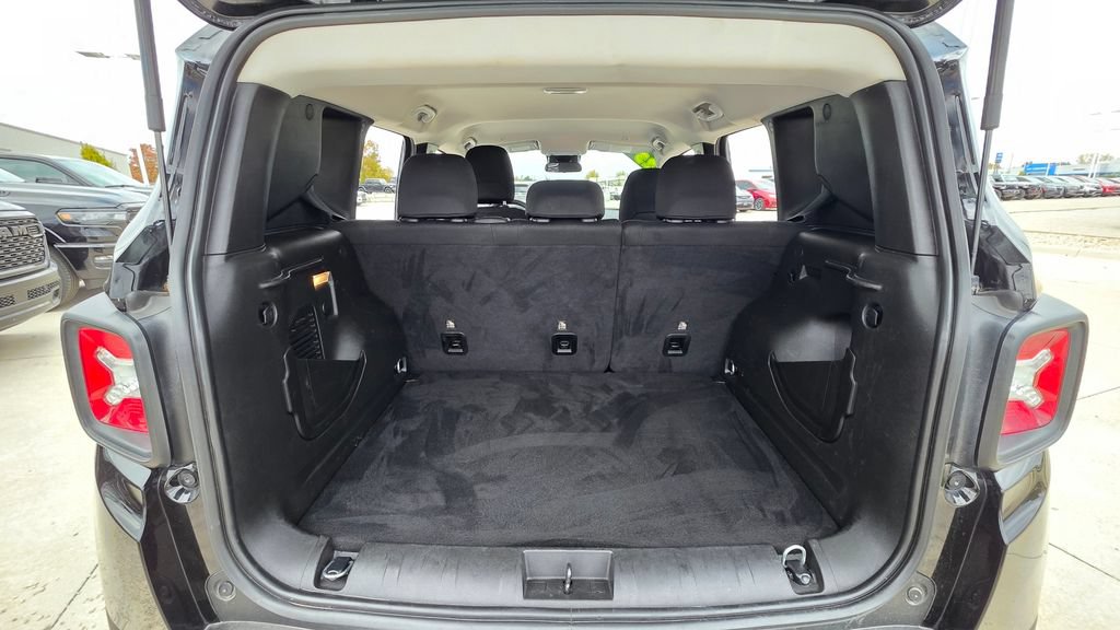 Used 2023 Jeep Renegade Latitude AWD/4WD image 16
