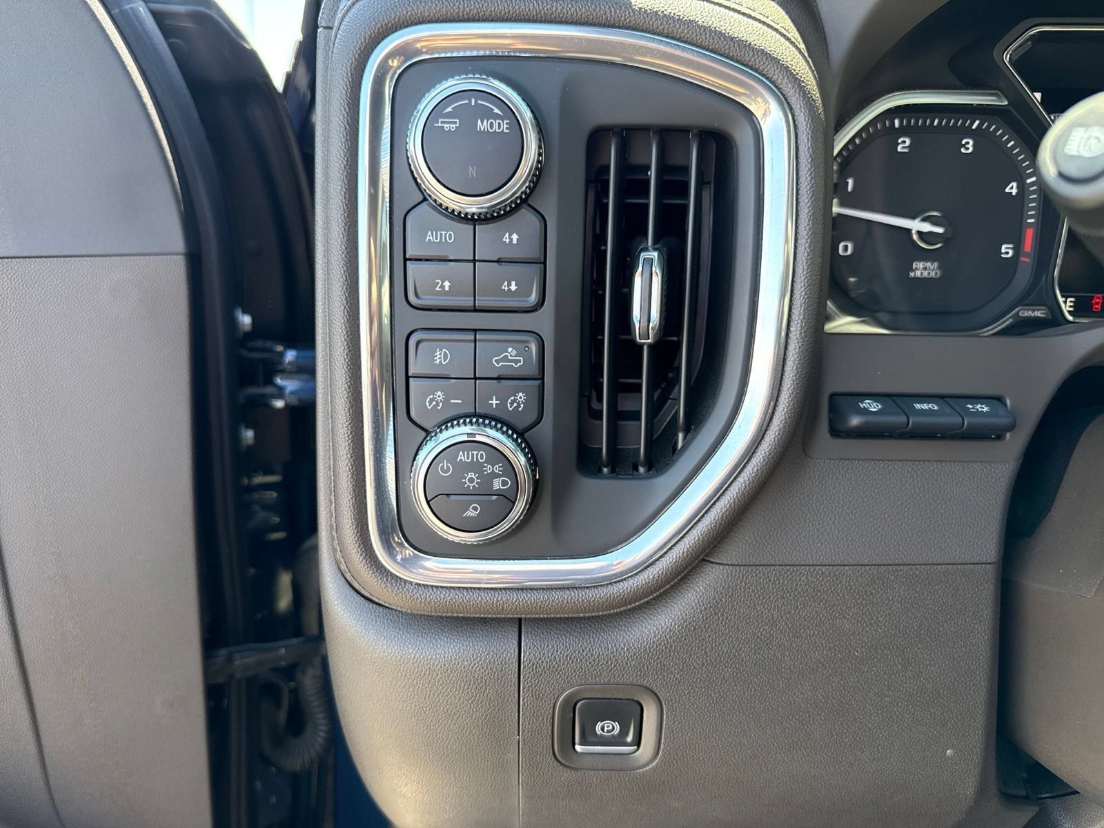 Used 2023 GMC Sierra 3500 Denali w/ Denali Ultimate Package AWD/4WD image 26