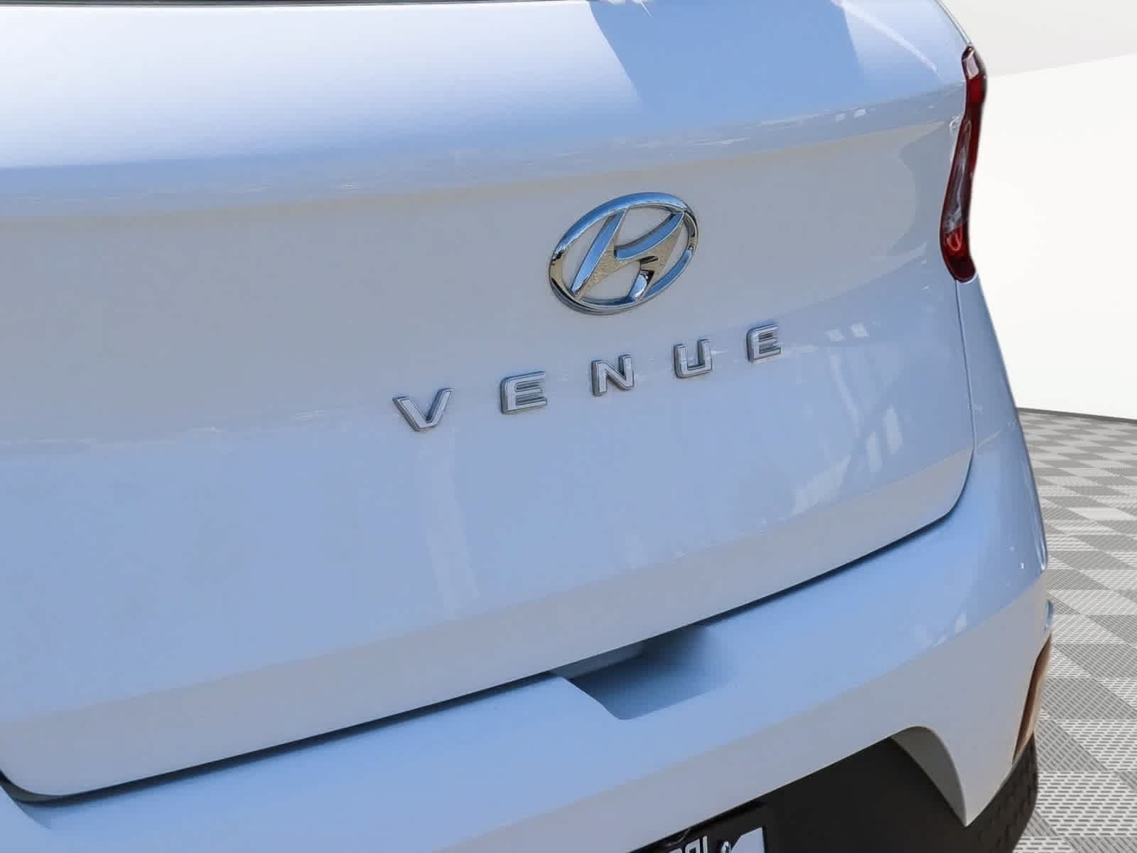 Used 2024 Hyundai Venue SEL FWD image 12