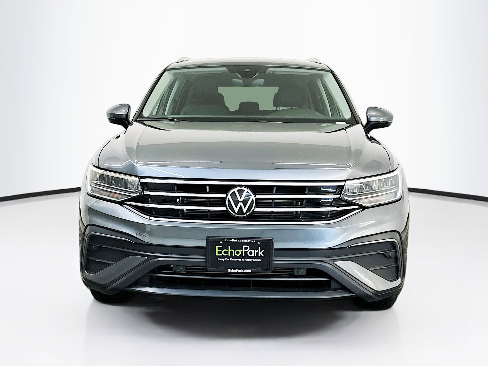 Used 2024 Volkswagen Tiguan SE w/ MDO Package, Two-Row image 2