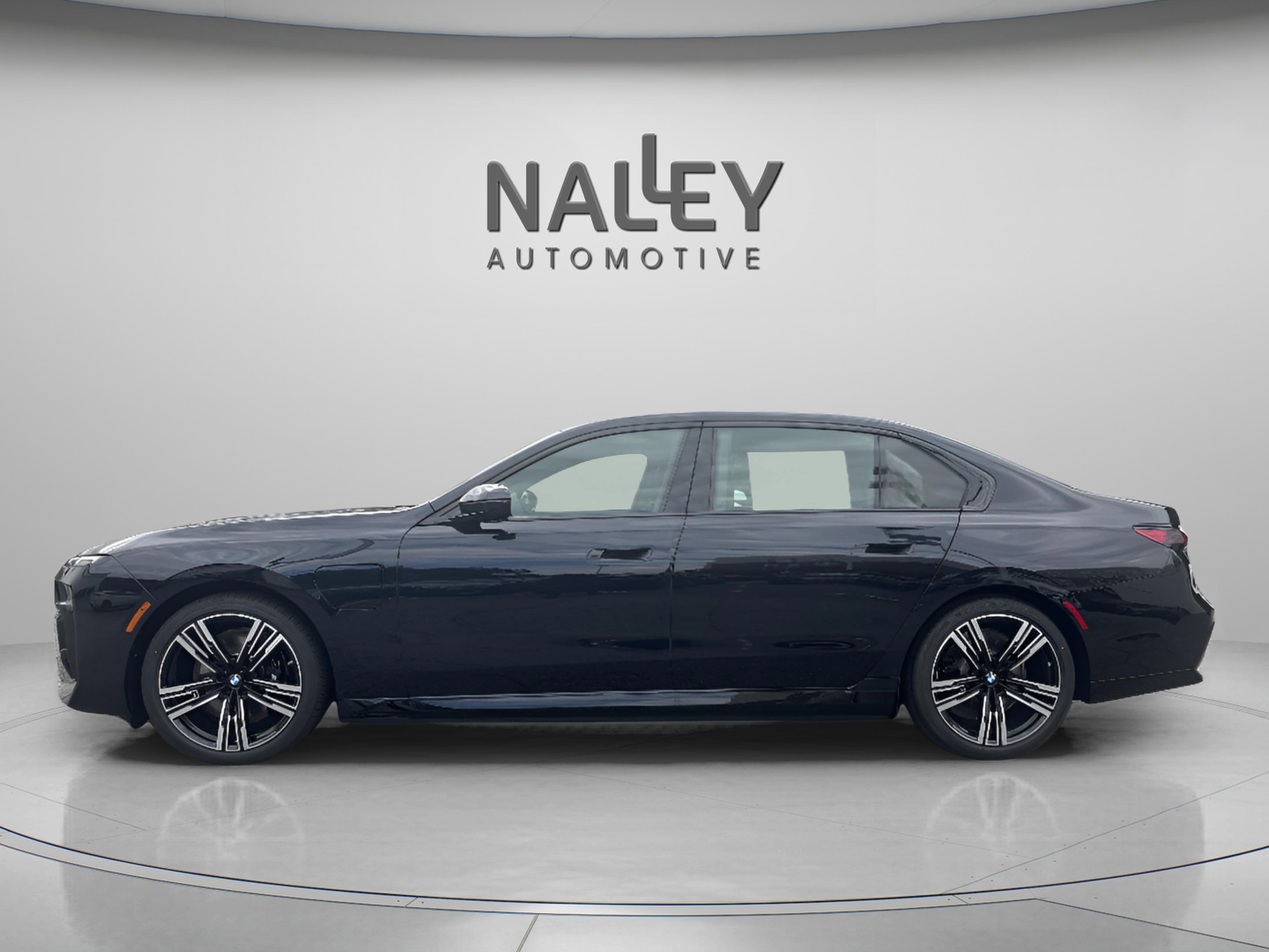 Used 2026 BMW 750e xDrive image 3