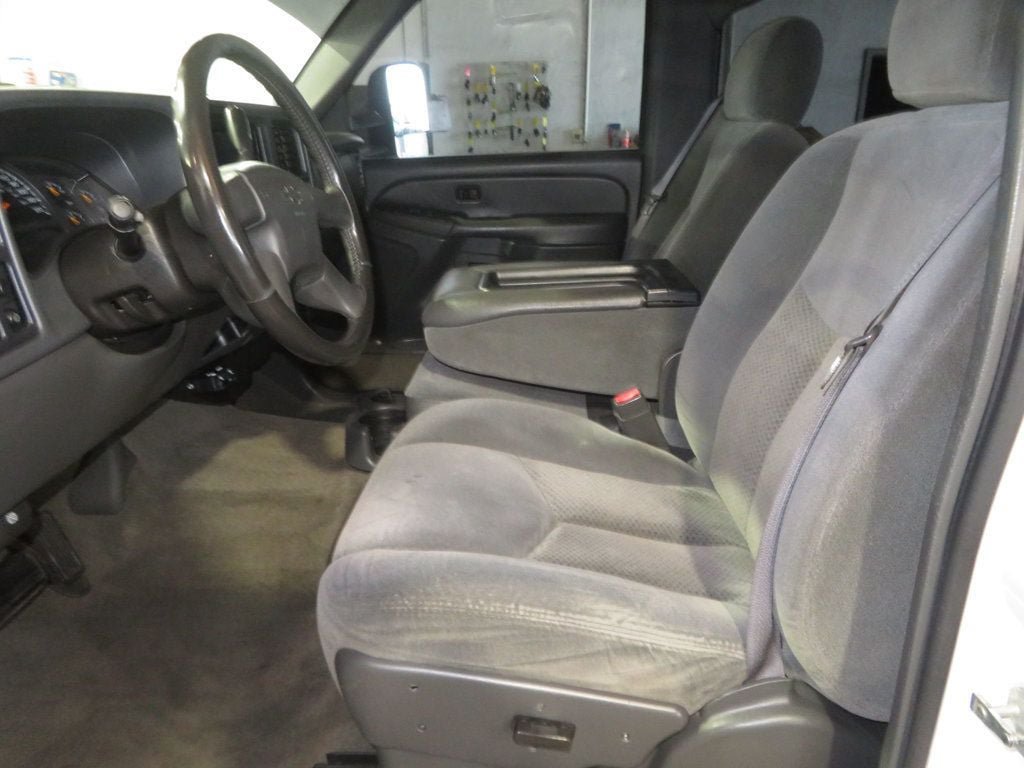 Used 2004 Chevrolet Silverado 2500 LS w/ Skid Plate Package AWD/4WD image 17