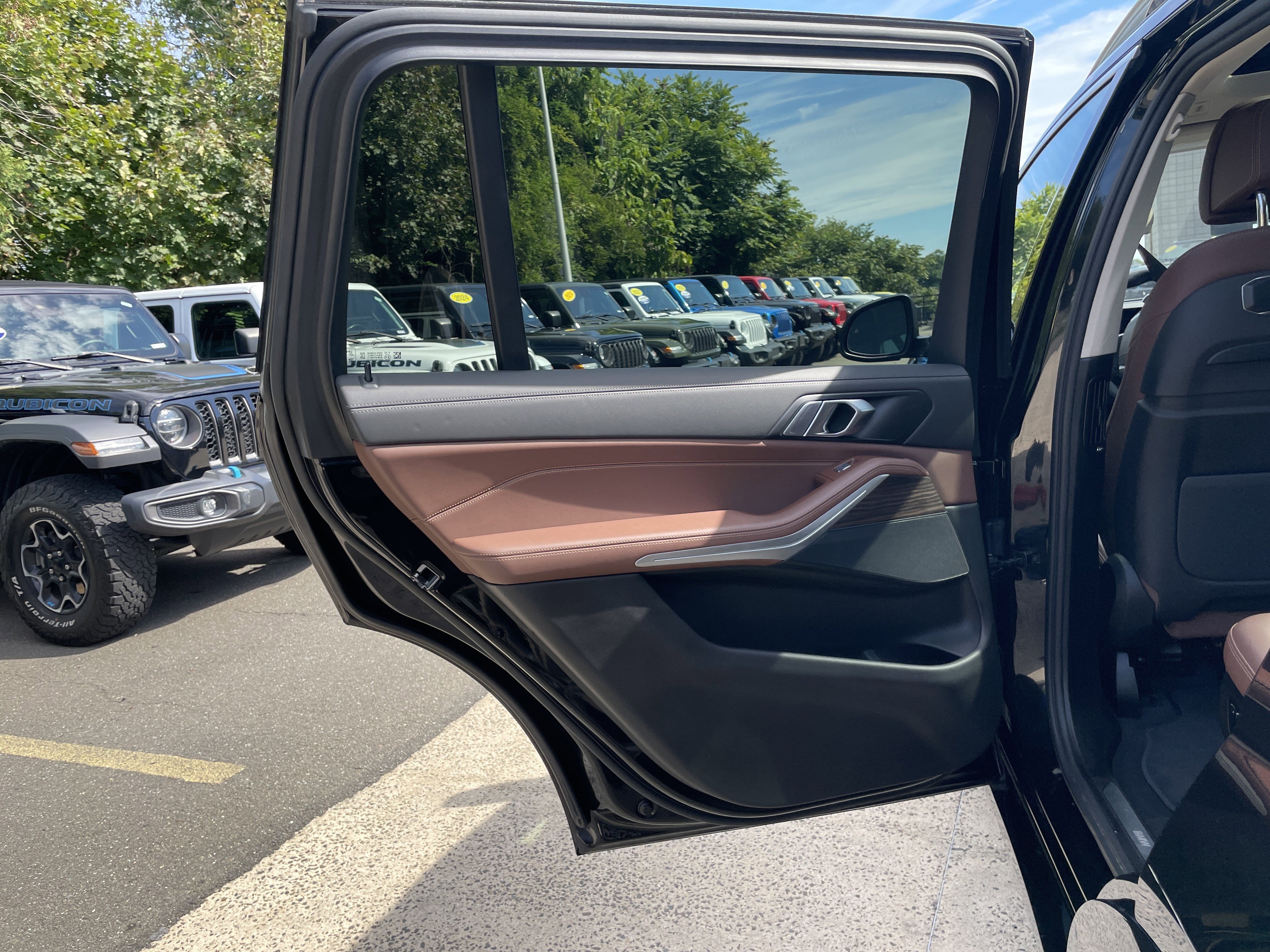 Used 2023 BMW X7 xDrive40i w/ Parking Assistance Package image 37