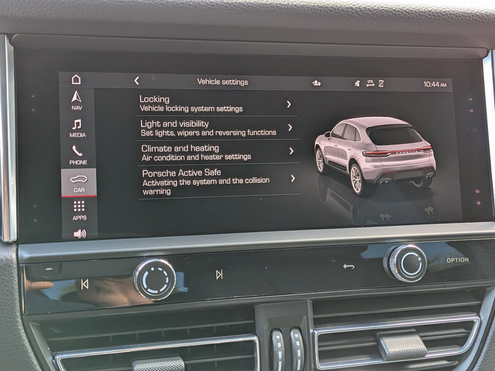 Certified 2023 Porsche Macan AWD/4WD image 18