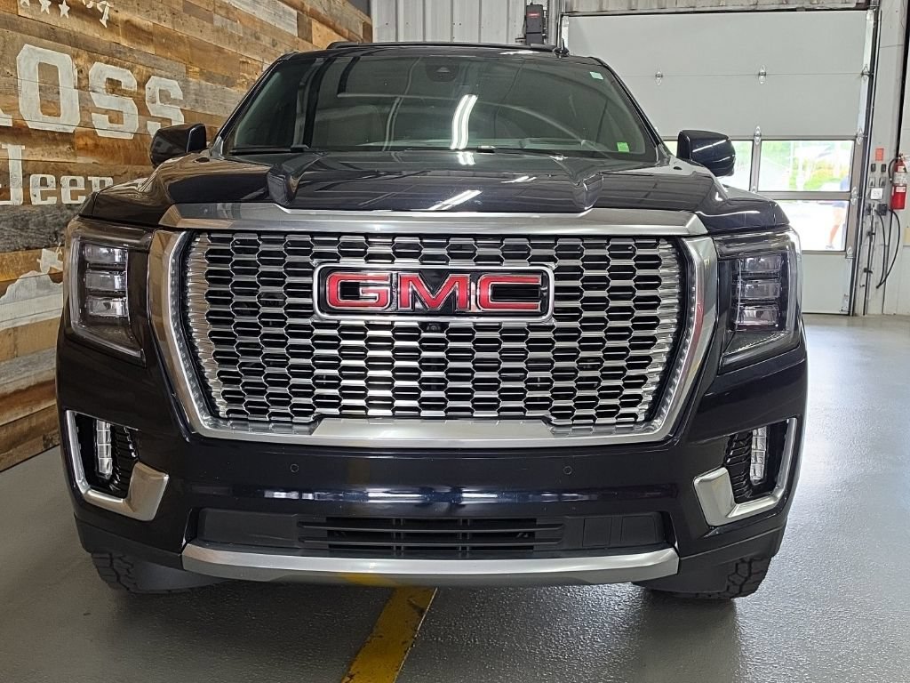 Used 2021 GMC Yukon XL Denali w/ Denali Premium Package AWD/4WD image 3