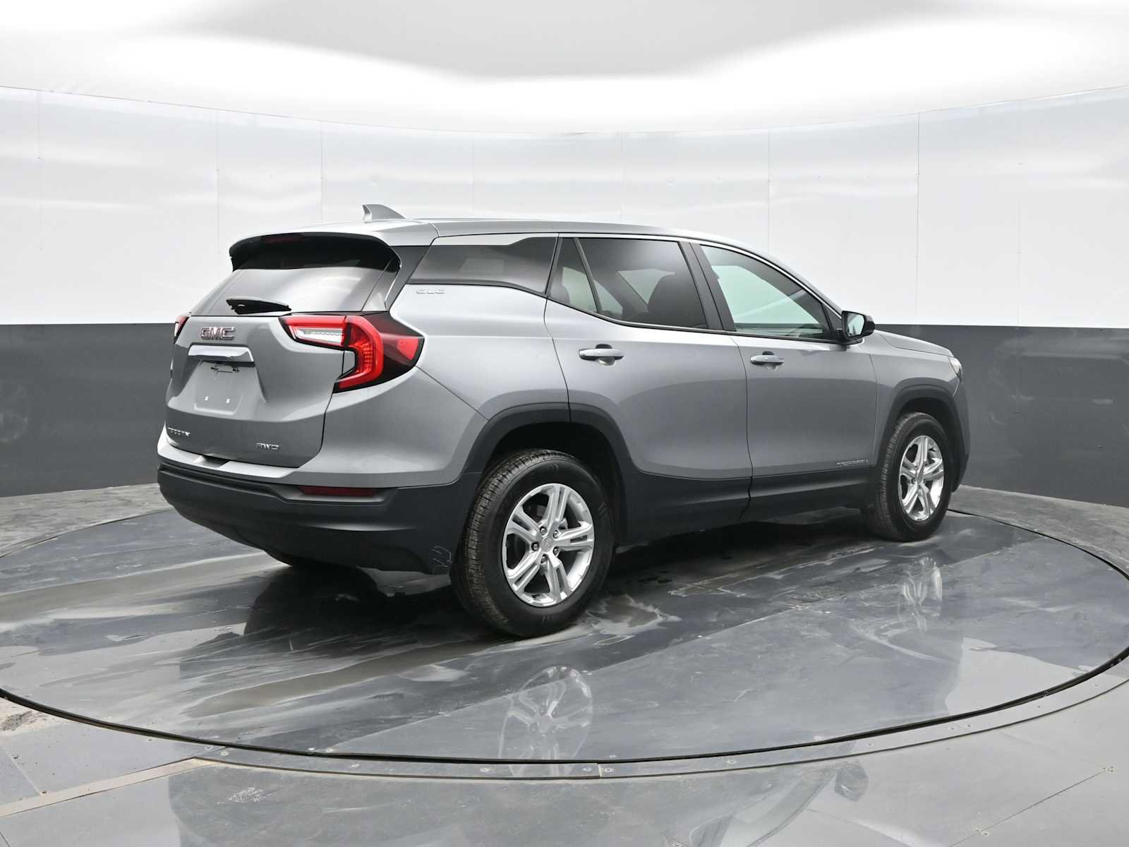 Used 2024 GMC Terrain SLE image 7