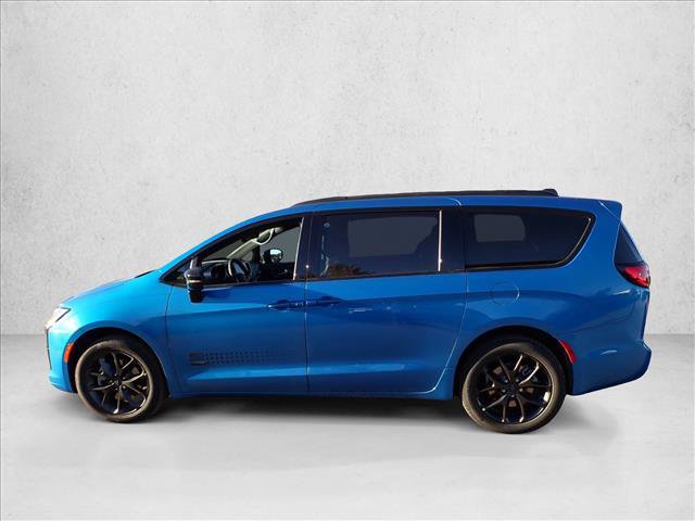 New 2027 Chrysler Pacifica Select AWD/4WD image 2