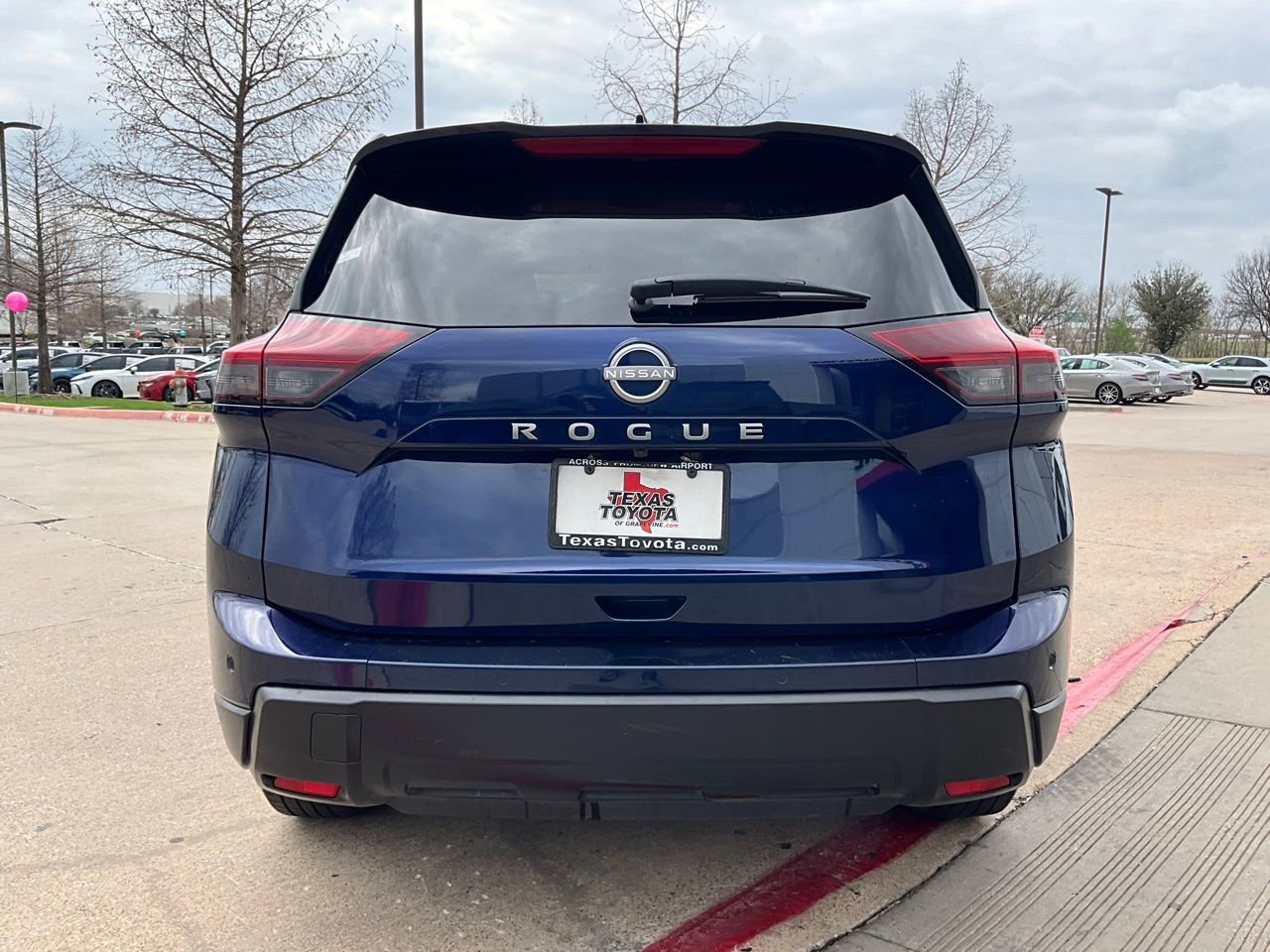 Used 2025 Nissan Rogue SV image 7