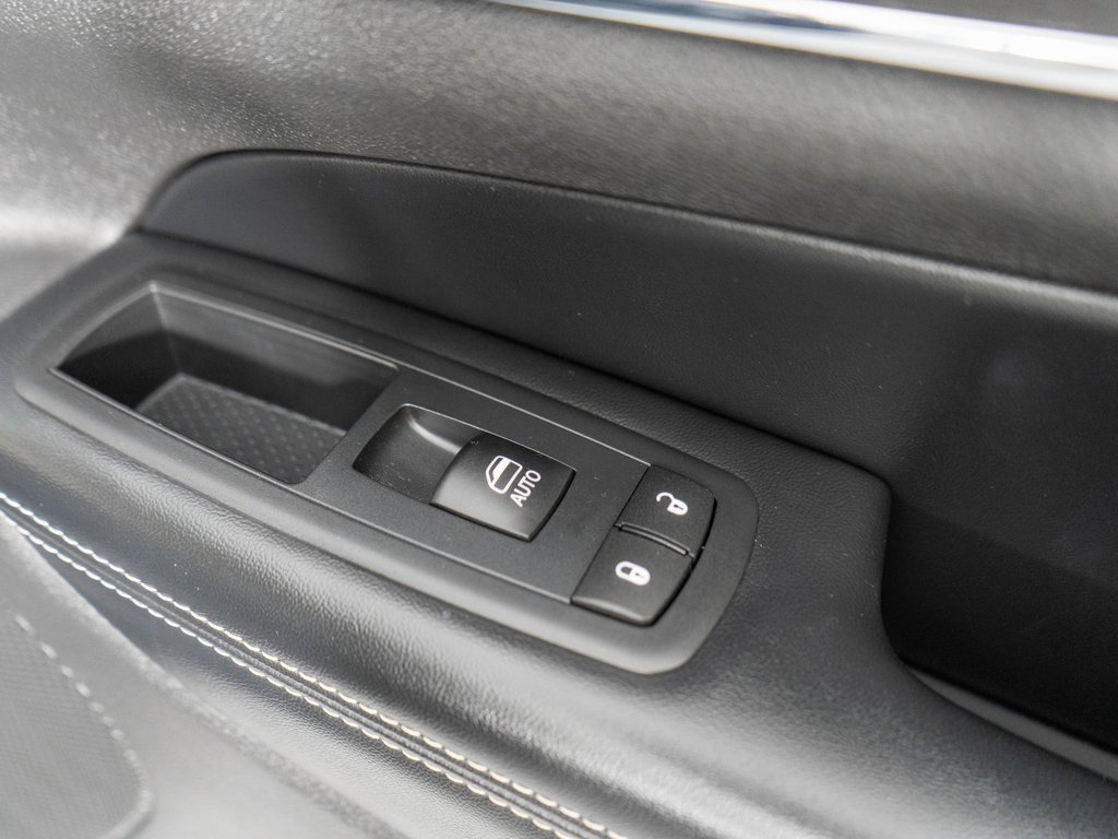 Used 2015 Jeep Grand Cherokee Limited w/ Luxury Group II image 9