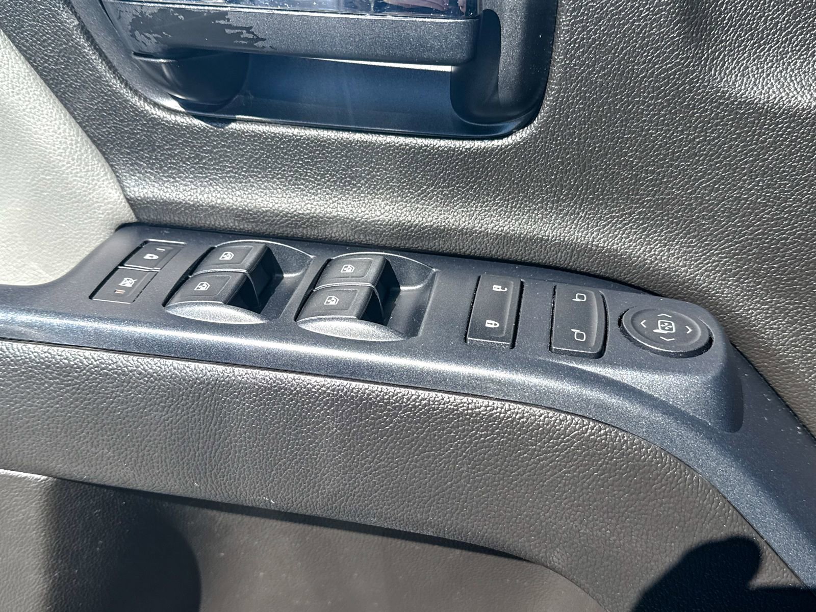 Used 2018 Chevrolet Silverado 1500 Custom w/ Custom Value Package image 17