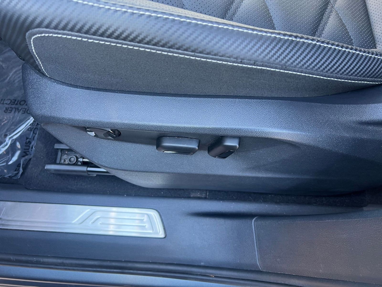 Used 2025 Volkswagen Atlas Cross Sport SE FWD image 22