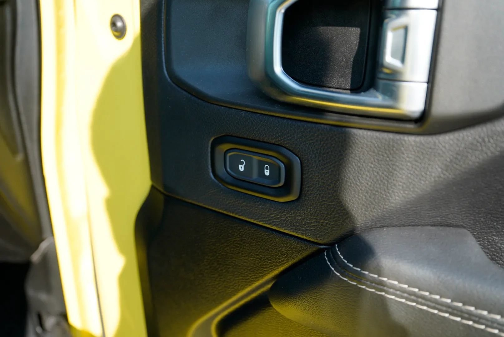 Used 2023 Jeep Wrangler Unlimited Sahara w/ Cold Weather Group AWD/4WD image 32