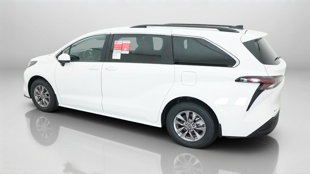 New 2026 Toyota Sienna LE FWD image 7