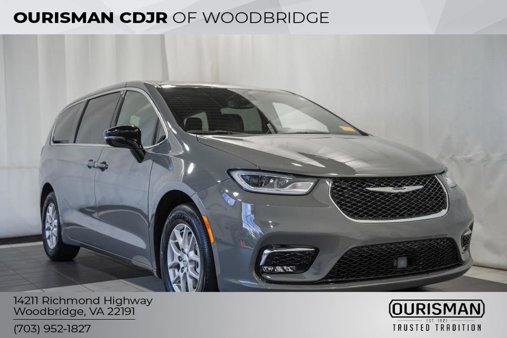 Used 2025 Chrysler Pacifica Select FWD image 1