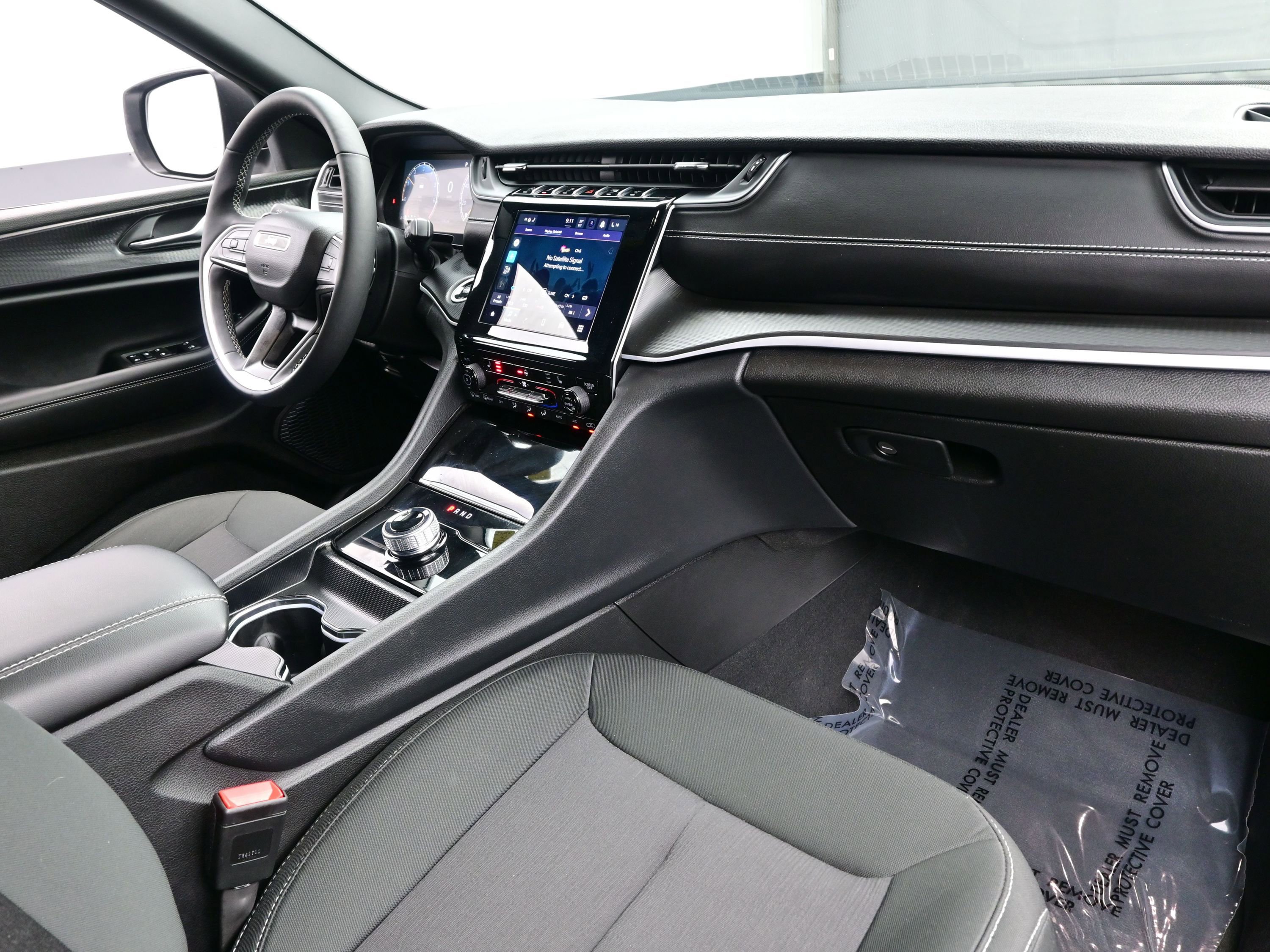 Used 2025 Jeep Grand Cherokee Laredo X w/ Luxury Tech Group I image 16