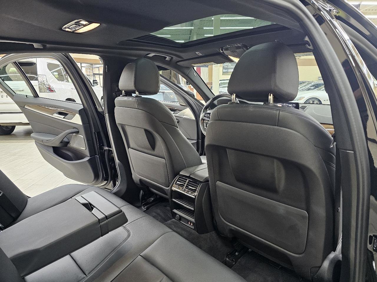 Used 2020 BMW 530i w/ Convenience Package RWD image 25