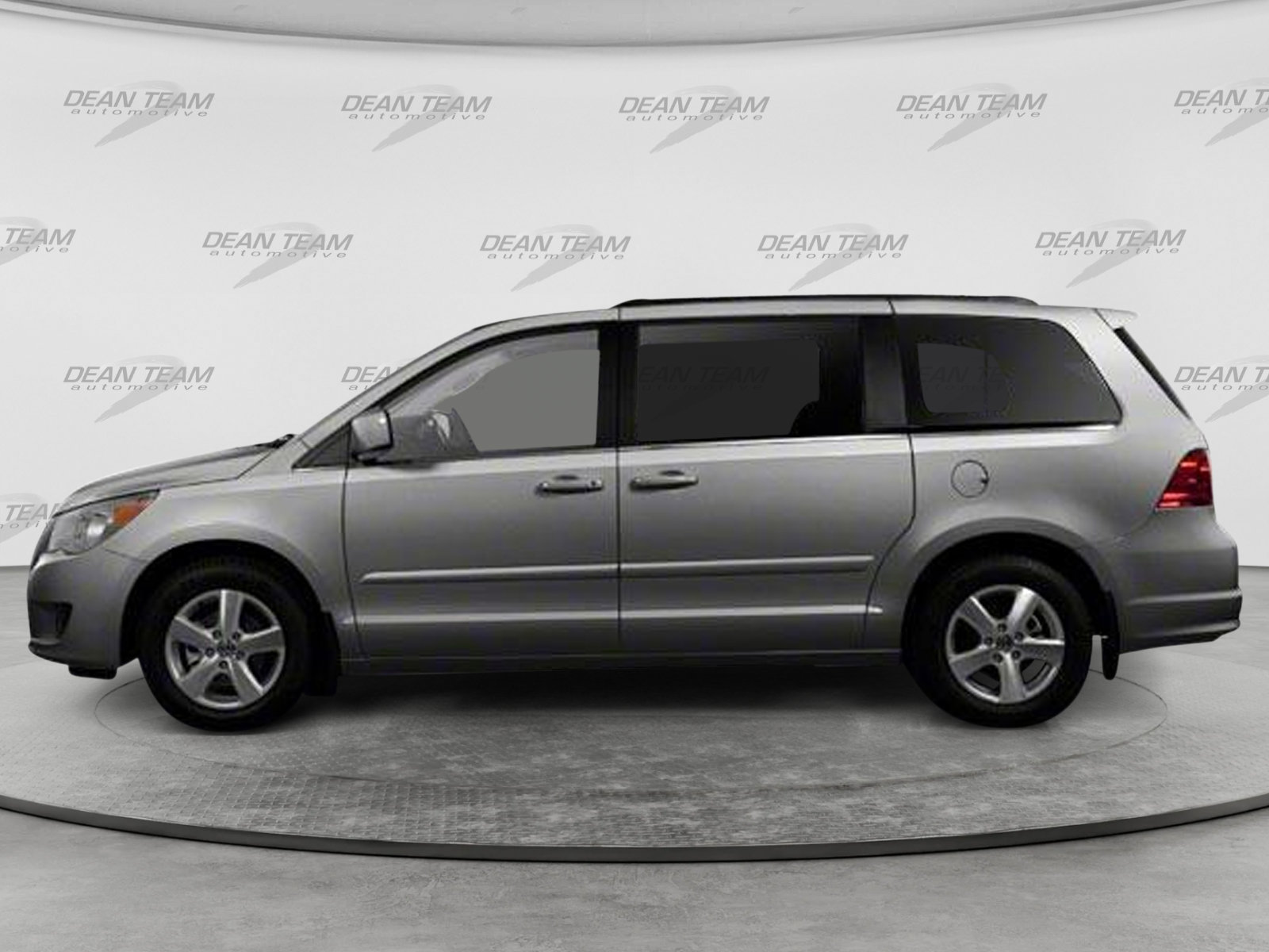 Used 2010 Volkswagen Routan SE FWD image 3