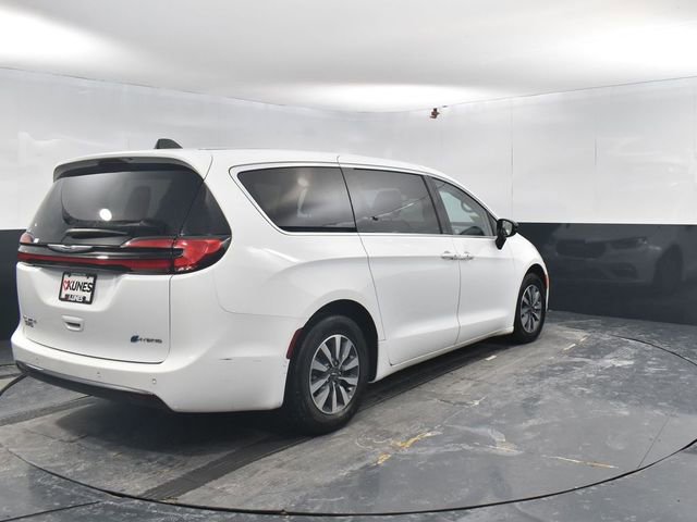 Used 2024 Chrysler Pacifica Select image 9