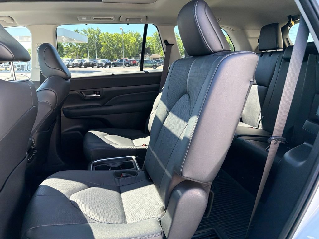 Used 2025 Toyota Grand Highlander AWD image 14