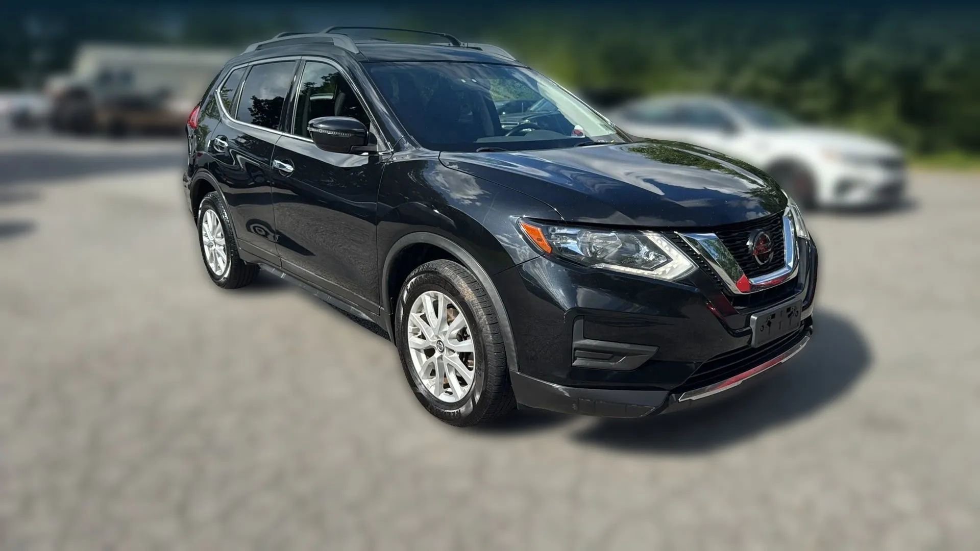 Used 2018 Nissan Rogue SV image 3