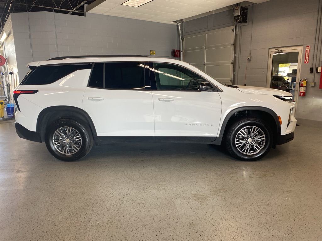 Used 2025 Chevrolet Traverse LT image 10