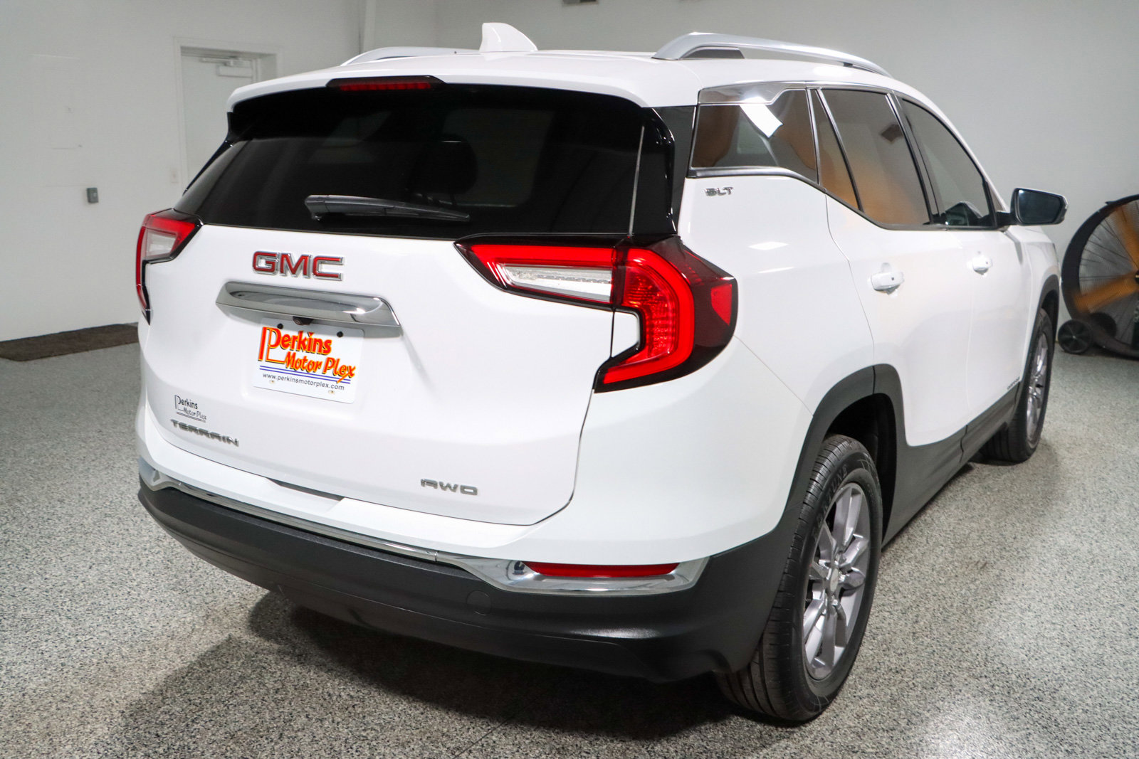 Used 2023 GMC Terrain SLT AWD/4WD image 7