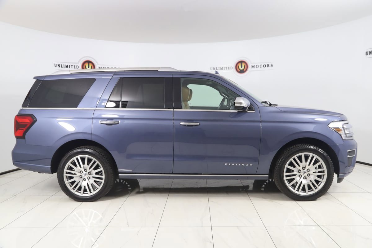 Used 2023 Ford Expedition Platinum AWD/4WD image 2