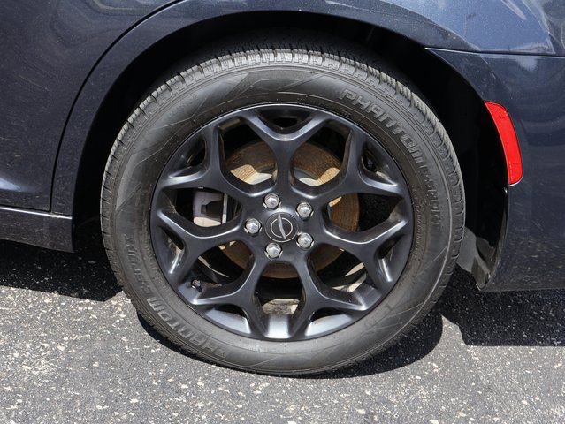 Used 2019 Chrysler 300 S image 37